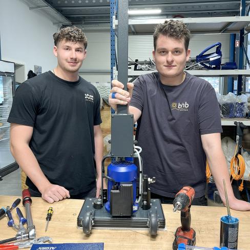 Tom Wiegand, Jöst GmbH, und Maik Robertus, bhb Fürth mit den fertig montierten Floor Cleaner Junior.