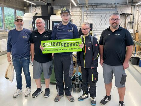 Gruppenfoto vor dem Tauschabenteuer in der Schlosserei der WfbM Bensheim: V.l.: Schlosserei-Gruppenleiter Tobias Kriegbaum, Andreas Haumann (Kopp), Dominik Schneider und Lars Kipfstuhl (bhb), Markus Seeger (Kopp)omäne beim Kabel entmanteln in der Wfbm Lorsch.