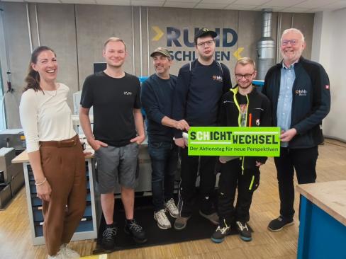 Gruppenfoto bei Kopp Schleiftechnik GmbH, v.l.: Luisa Helm (Geschäftsführerin Kopp), Lars Steinmann (Ausbildungsleiter Kopp), von der bhb Gruppenleiter Tobias Kriegbaum, die Tauschpartner Dominik Schneider und Lars Kipfstuhl, Werkstattleiter Stefan Karner.